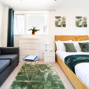 Greenwich Station Suite: Luxury 2-bed With Playstation London